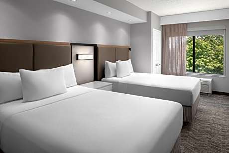 Queen Suite with Tub - Mobility Accessible