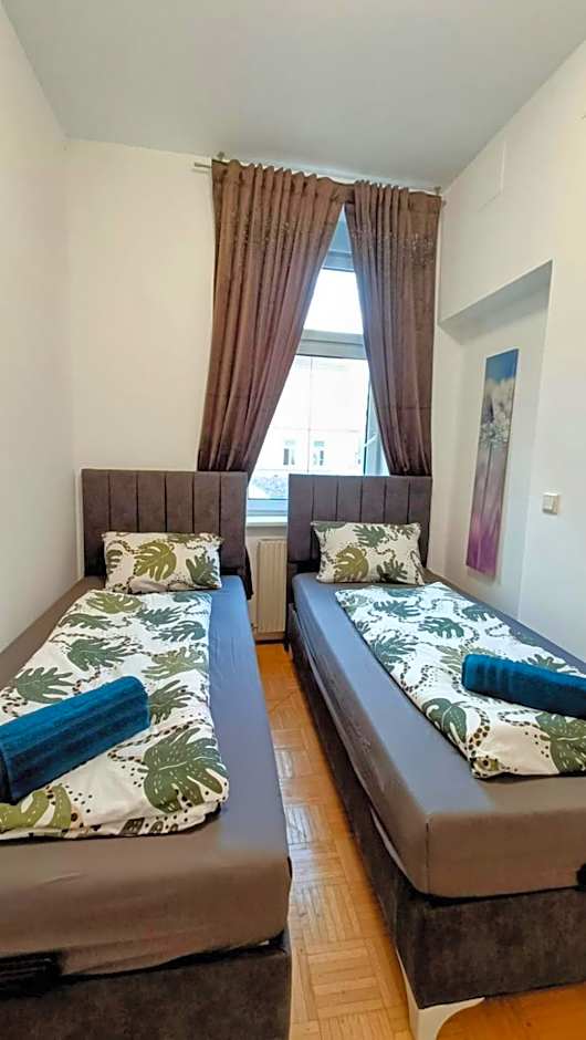 Near Schönbrunn - Economy Rooms in Shared Apartment at Meidling Train Station