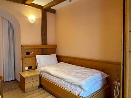 Standard Twin Room with Balcony and Mountain View - Non-Smoking