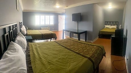 3 Queen Beds