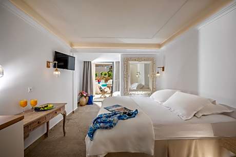 Grand suite by the sea with private pool