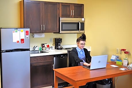 Studio Accessible Queen Size Bed