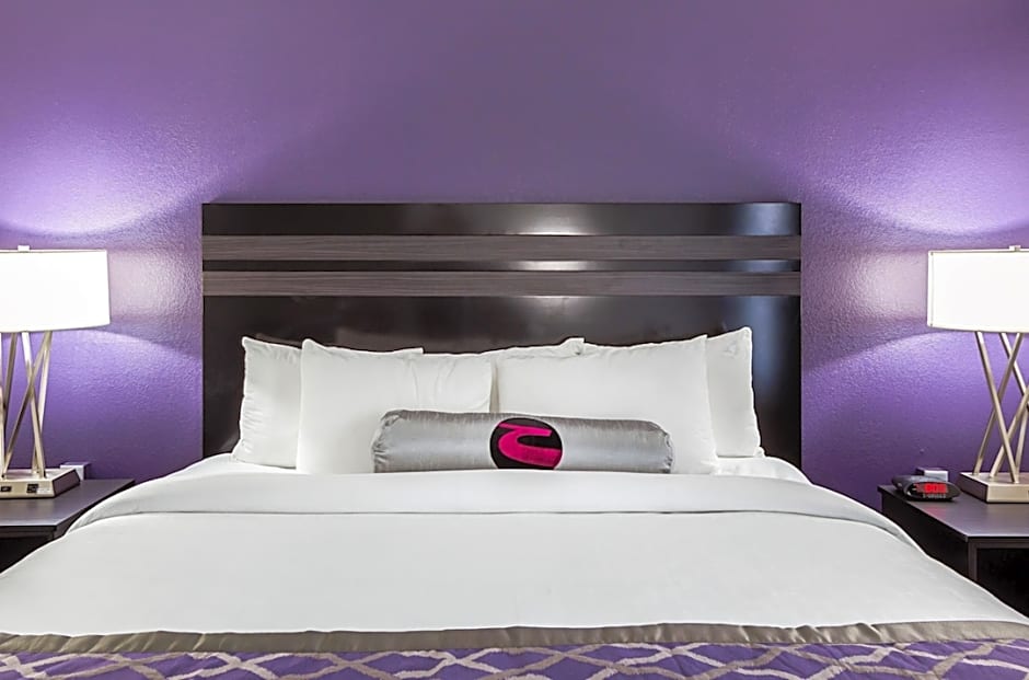 Clarion Inn & Suites Near Downtown