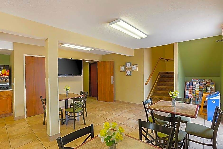 Rodeway Inn & Suites