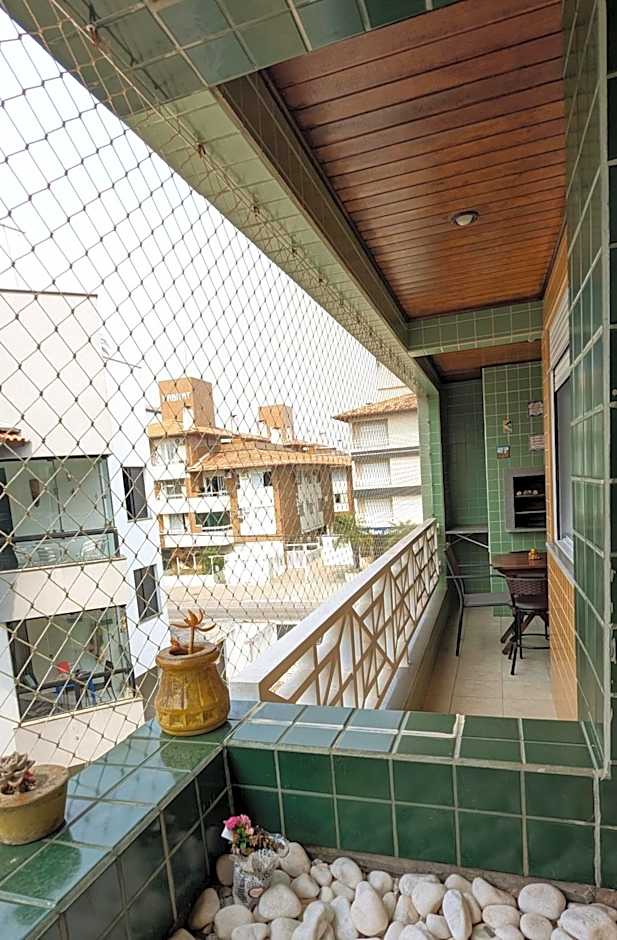 Relaxing Ingleses Beach Apartment