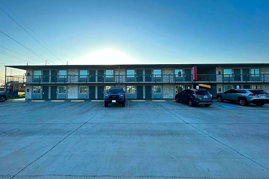 Super 8 by Wyndham Sulphur South