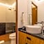 L304 Studio apt 2Bdrm 1bath Fits 6 AC Rooftop