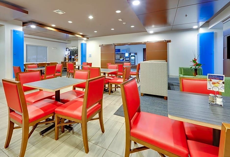 Holiday Inn Express Hotel & Suites Denton By IHG