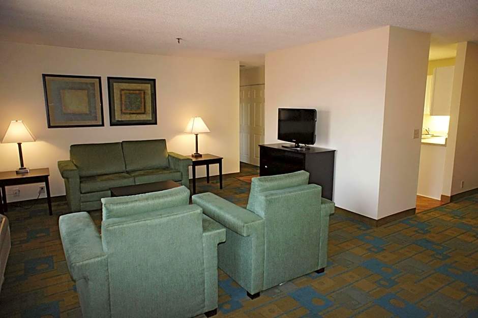La Quinta Inn & Suites by Wyndham St. Pete-Clearwater Airport