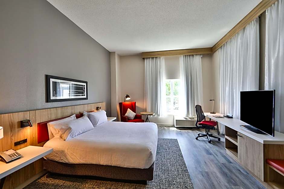 Photo 1 of 5 of 1 King Bed, Hearing/Mobility Accessible, Roll in Shower