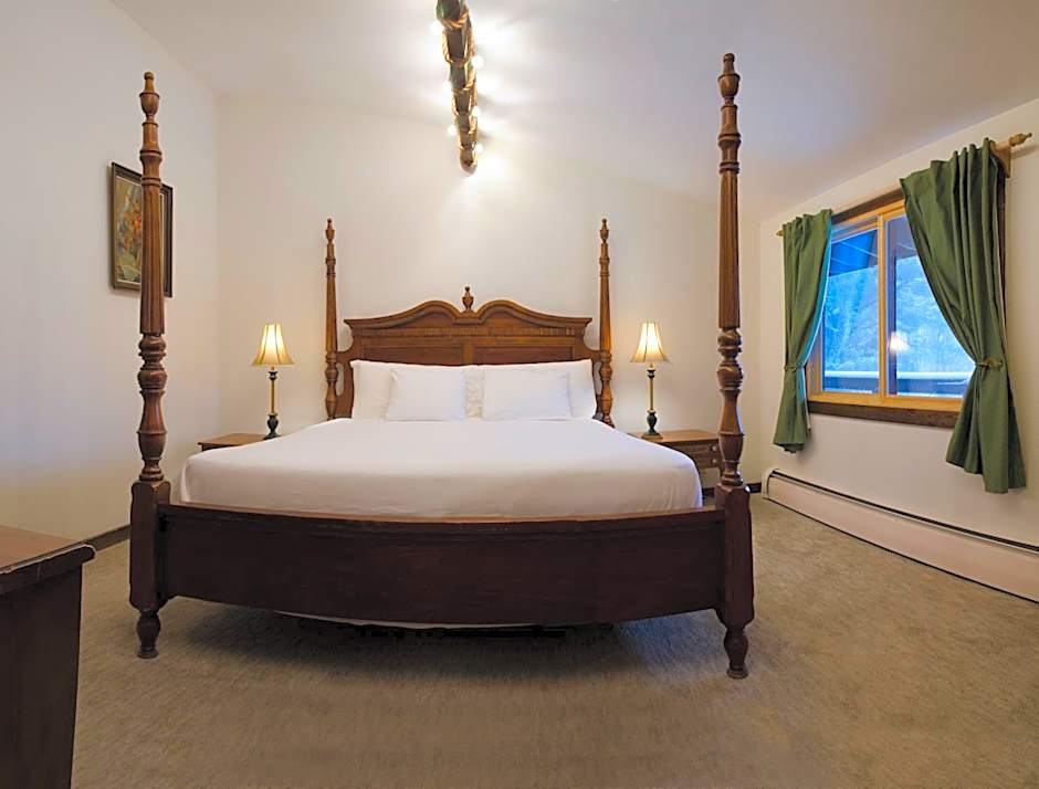 Summit Lodge
