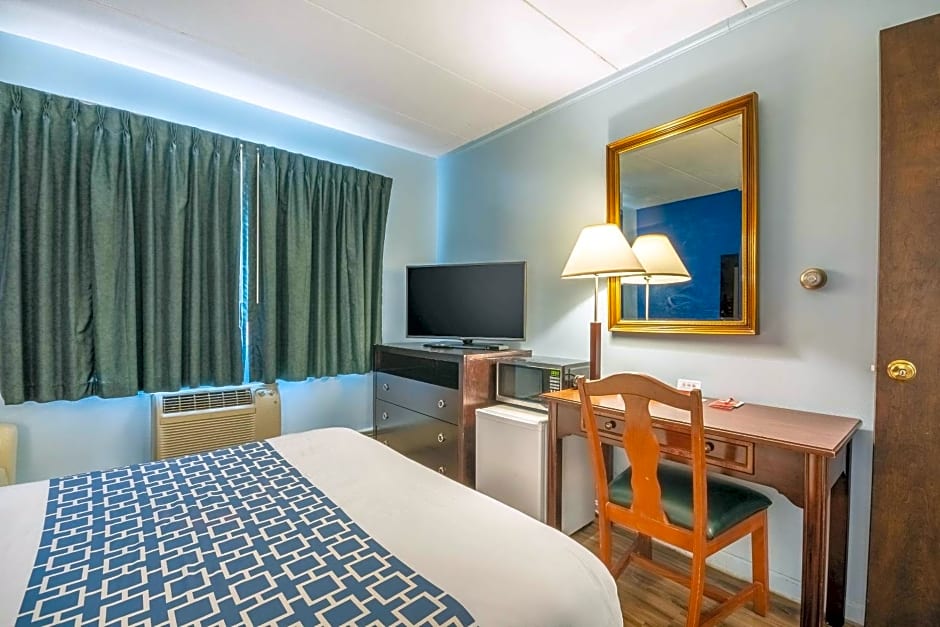 Econo Lodge Inn & Suites Airport