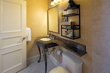 1 Queen Mobility/Hearing Access W/ Ri Shwr