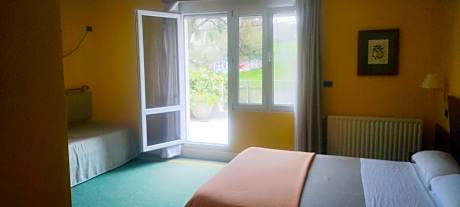 Habitación triple con bañera y terraza HOTEL SUITE MIOÑO