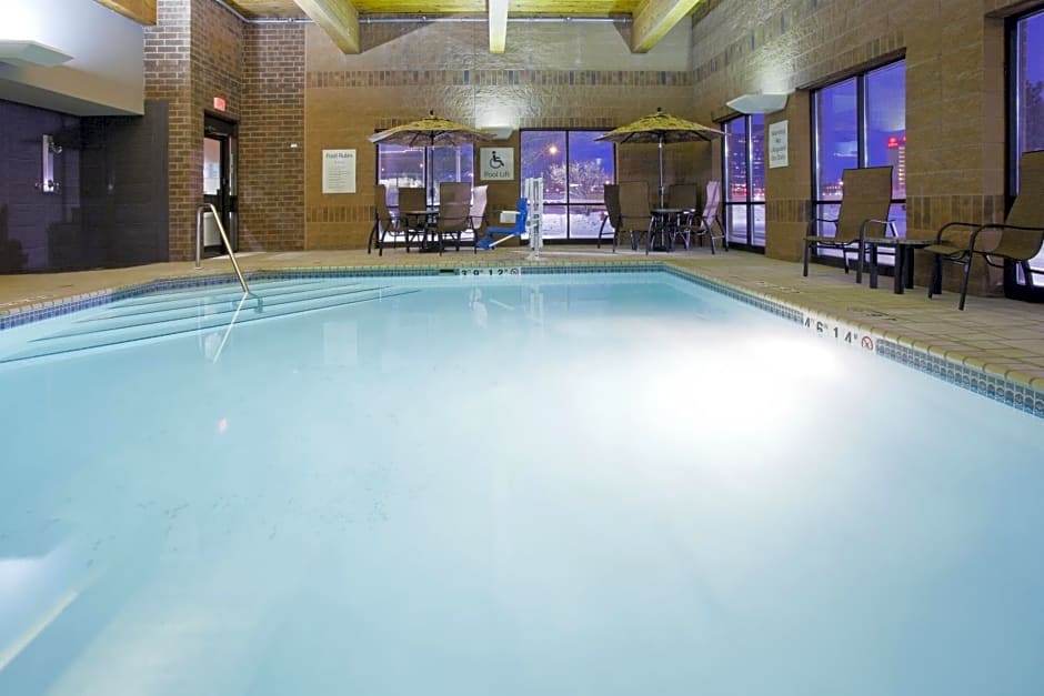 Holiday Inn Express & Suites Bloomington West