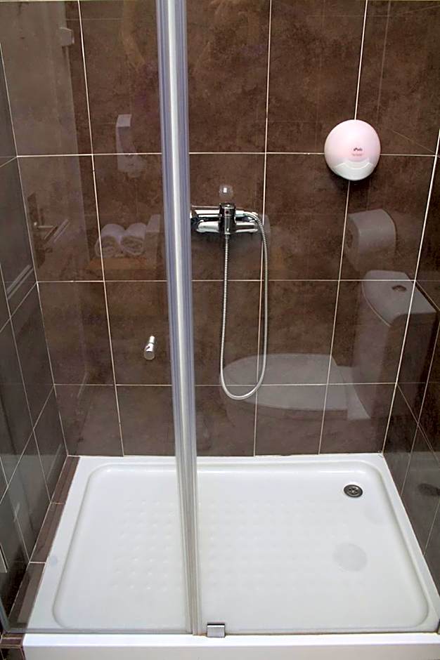 WW Hostel & Suites