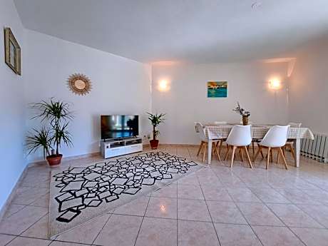 Grand T2 proche centre ville, vue mer et montagne