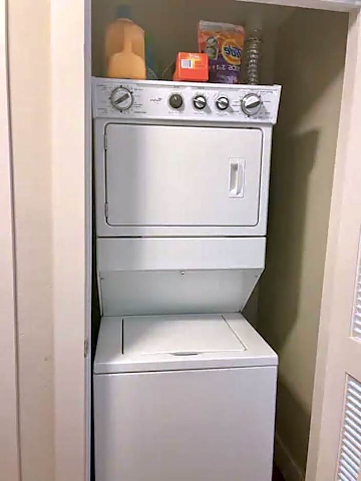 Penthouse One Bedroom Garden View Condo by UCLA