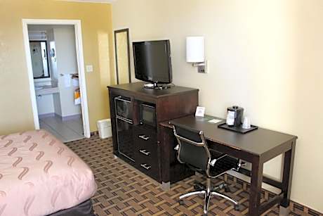 1 Queen Bed Nonsmoking Accessible