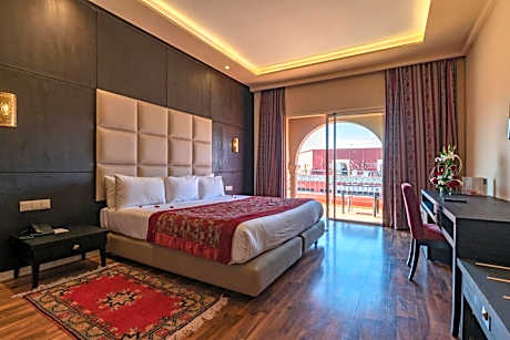 Classic Queen Suite with Sofa Bed and Poolside View