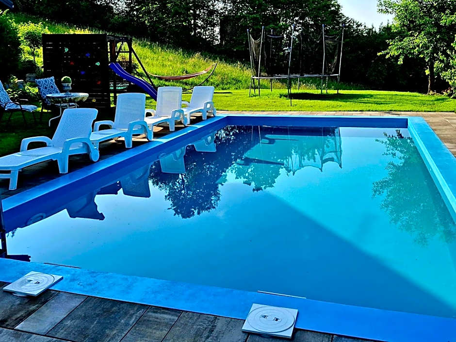 Domki i apartamenty nad jeziorem solińskim z basenem I widokiem na góry