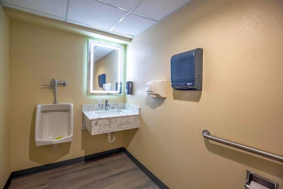 Super 8 by Wyndham Rockford I-90/Casino District