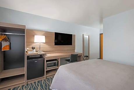 1 Queen Bed Nonsmoking Accessible