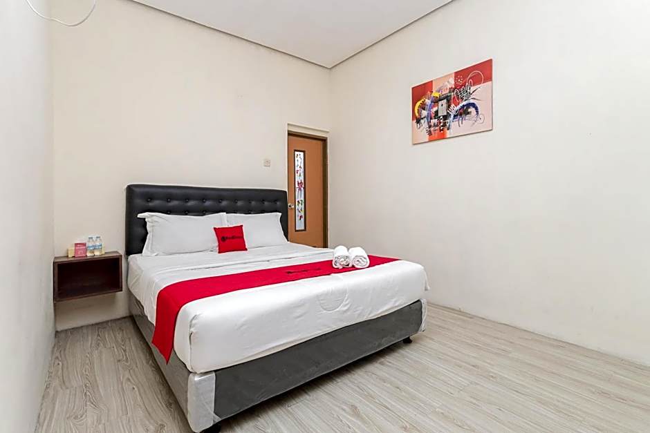 RedDoorz at WR Supratman Batu