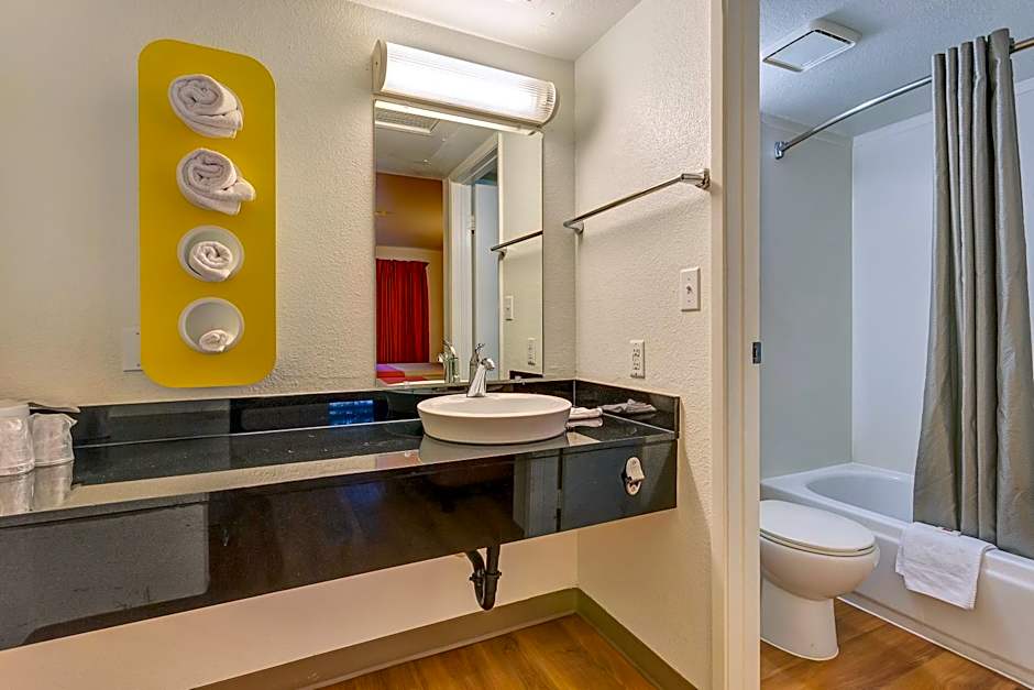 Super 8 by Wyndham Santa Rosa North