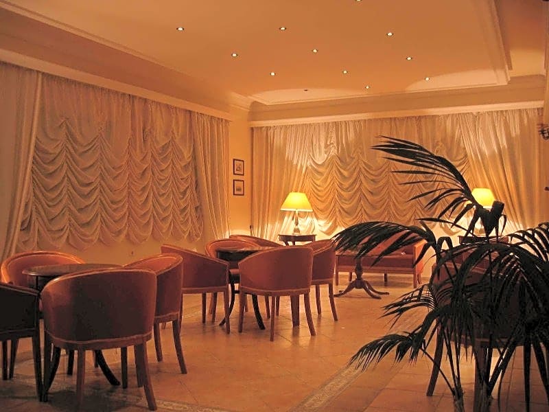 Mikes Studios & Apartments