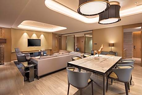 Premier One-Bedroom King Suite