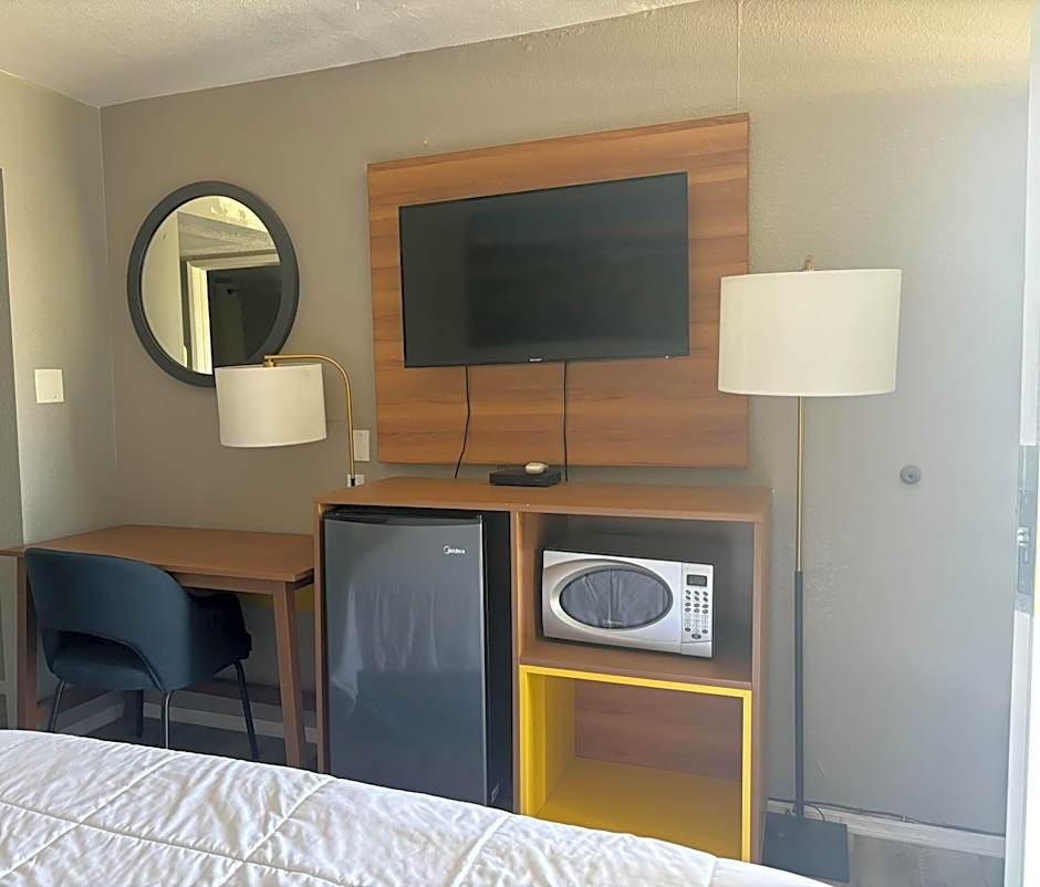 Days Inn & Suites by Wyndham Needles