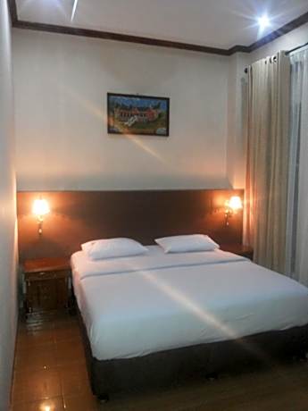 Deluxe Room (2 Adults + 1 Child)