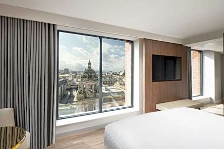 Deluxe, Deluxe Guest room, 1 King, Skyline view, Corner room