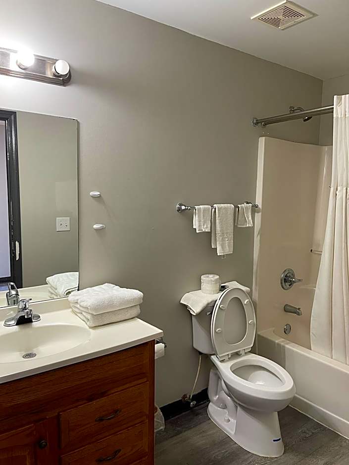 High Falls Inn & Suites