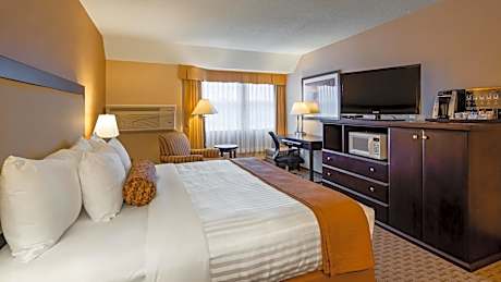 Queen Room with Roll-In Shower - Mobility Accessible/Non-Smoking