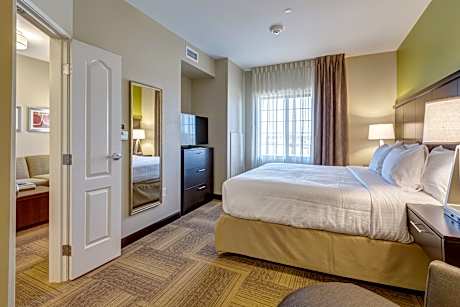2 Queen 1 Bedroom Suite Mobil Access Tub
