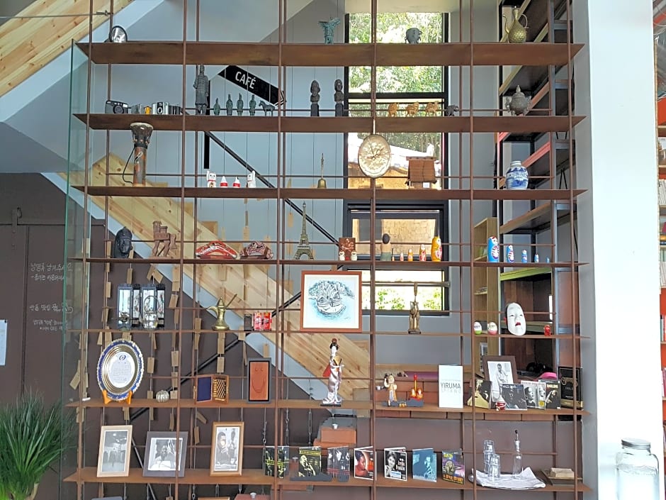 Andong Poonggyung Hostel N Library