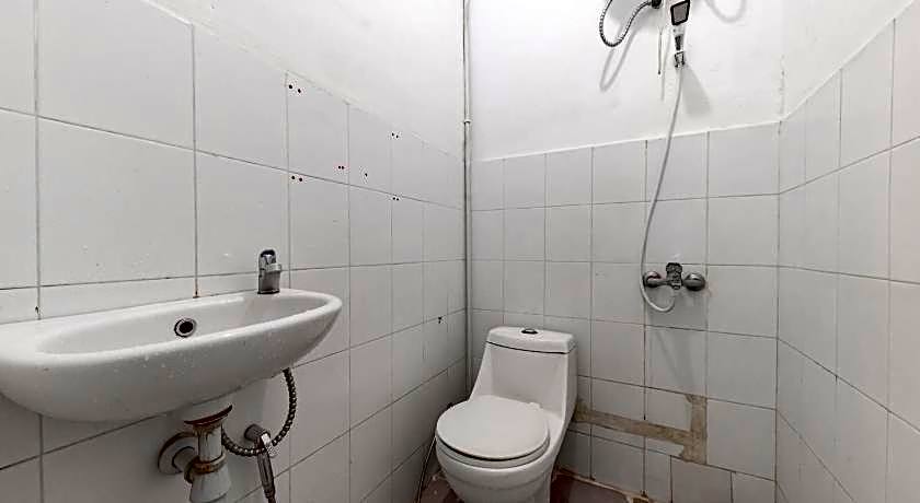 RedDoorz Plus near Kepri Mall