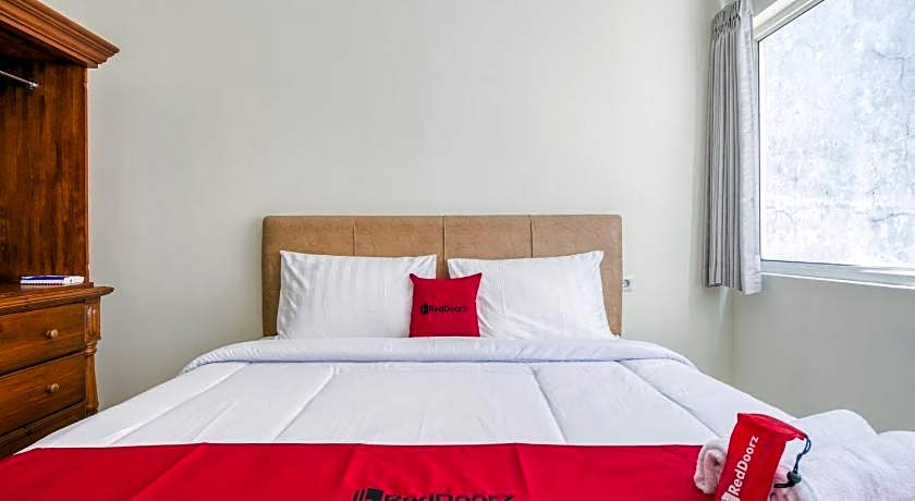 RedDoorz near Ciputra World 3