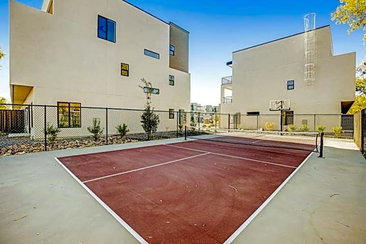 New Family-Friendly Townhome w/ Pool & Hot Tub