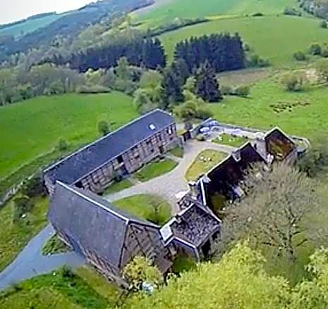 B&B Ferme de Leuze Rustieke Gîtes nabij Durbuy, eigen laadpalen