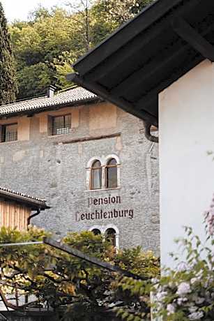 Leuchtenburg am See