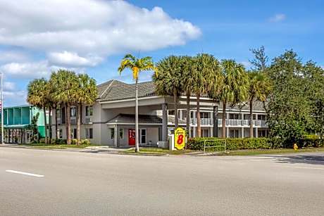 Super 8 by Wyndham Dania/Fort Lauderdale Arpt