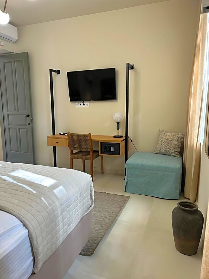 Living Yard Acropolis