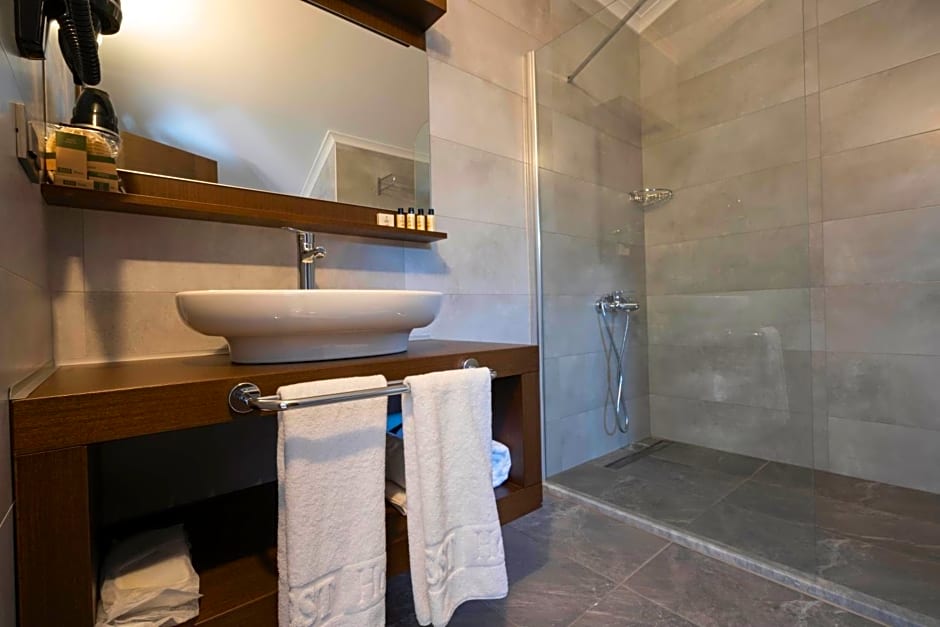 WEST HOUSE EXCLUSIVE HOTEL