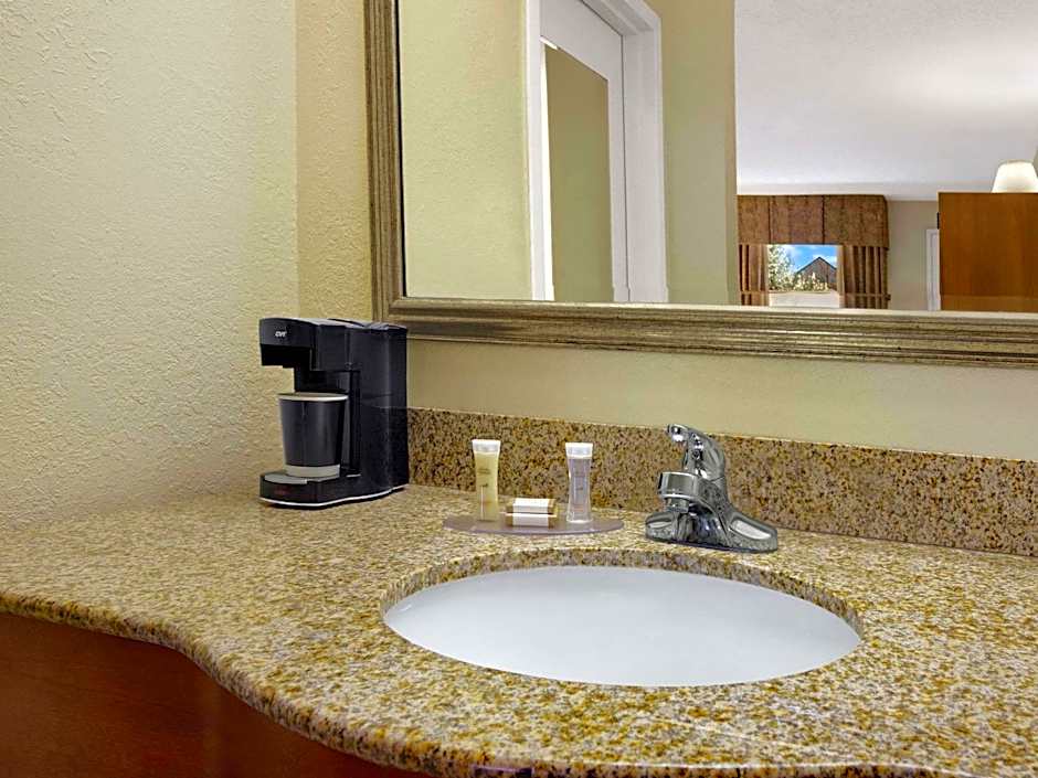 Howard Johnson by Wyndham Greensboro Near the Coliseum