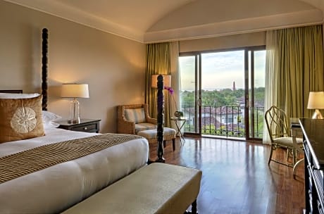 Suite, 1 Bedroom, Balcony, View (1 King Bed)