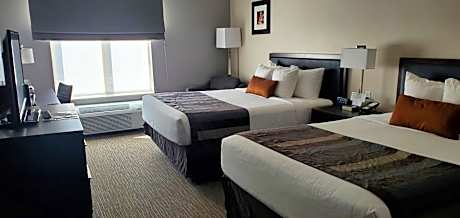 Queen Room with Two Queen Beds and Lake View - Non-Smoking