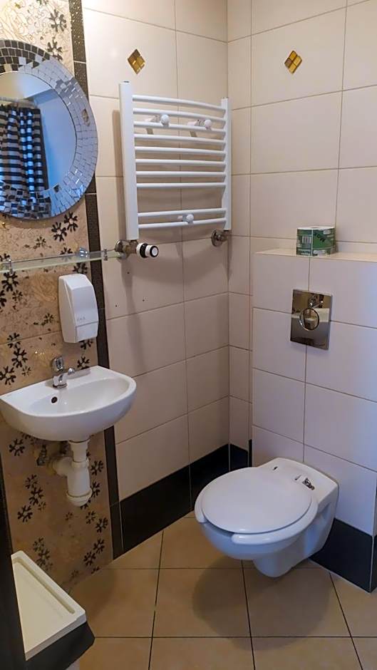 Pokoje Gościnne z łazienkami przy Wrocławiu, darmowy parking